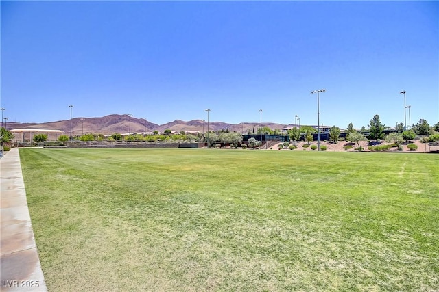 view of yard featuring a mountain view