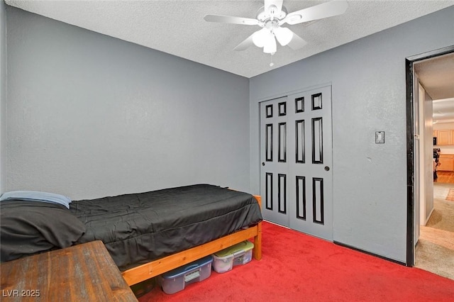 bedroom with carpet, a ceiling fan, and a textured ceiling