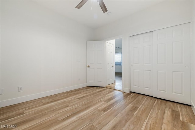 unfurnished bedroom featuring a ceiling fan, light wood-style floors, baseboards, and a closet