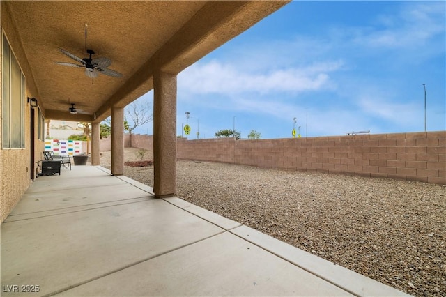 view of patio featuring a fenced backyard and ceiling fan