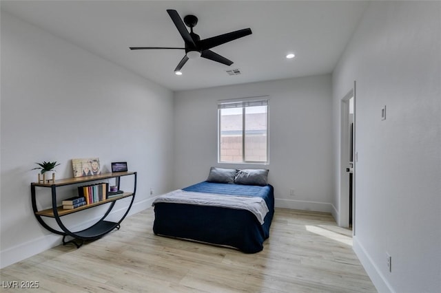 bedroom featuring light wood finished floors, visible vents, baseboards, recessed lighting, and a ceiling fan