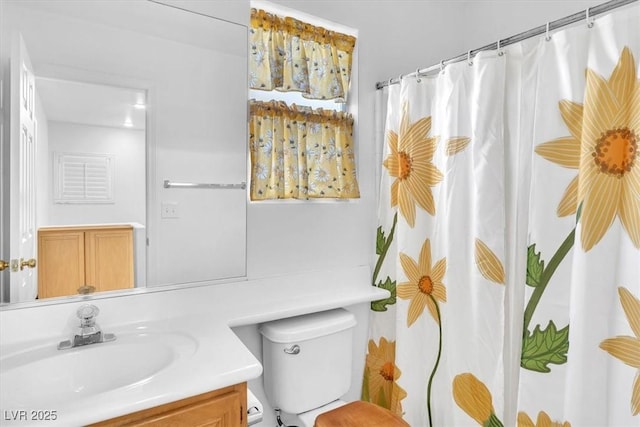 full bathroom featuring curtained shower, toilet, and vanity