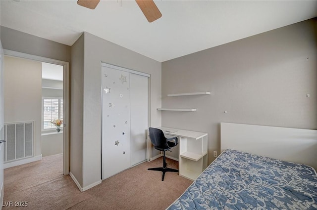 bedroom featuring visible vents, baseboards, ceiling fan, carpet floors, and a closet