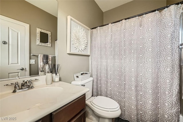 full bathroom featuring curtained shower, toilet, and vanity