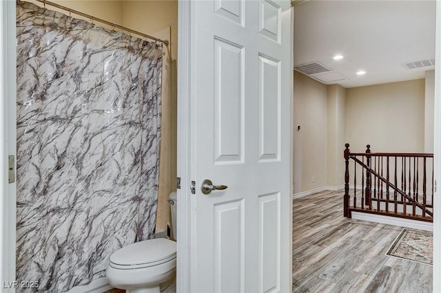 bathroom featuring visible vents, toilet, a shower with curtain, wood finished floors, and recessed lighting