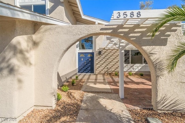 property entrance featuring stucco siding