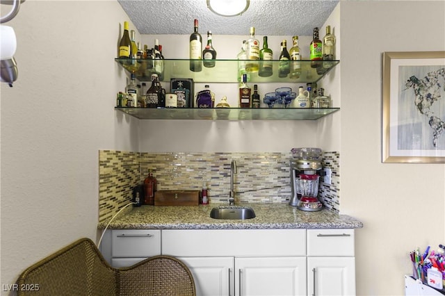 3258 Del Marino St, Las Vegas, NV 89121 - indoor wet bar with backsplash and a textured ceiling