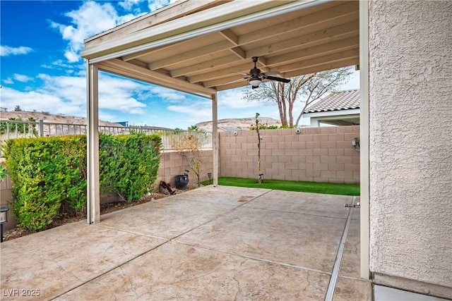 view of patio featuring a fenced backyard and ceiling fan