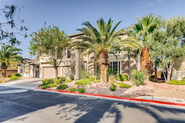 view of front facade with driveway and stucco siding