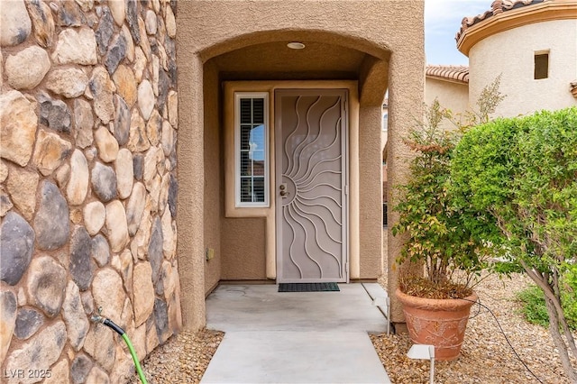 property entrance featuring stucco siding