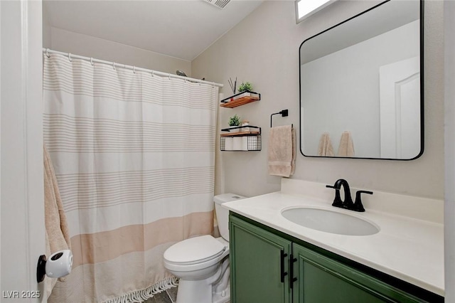 bathroom with curtained shower, toilet, and vanity