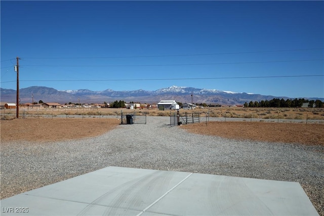 view of yard with a mountain view