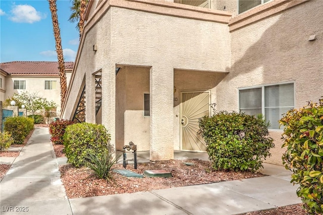 property entrance featuring stucco siding