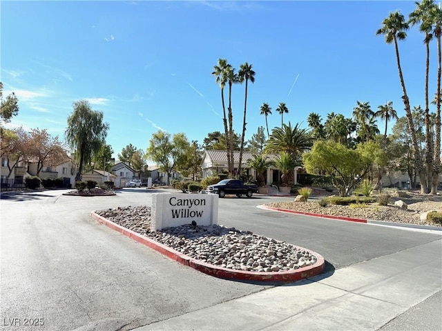 community / neighborhood sign with a residential view