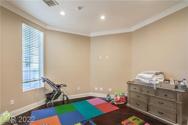 workout area with dark wood-style floors, visible vents, baseboards, recessed lighting, and crown molding