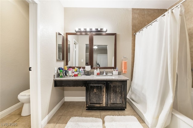 full bath featuring tile patterned floors, toilet, a shower with shower curtain, baseboards, and vanity