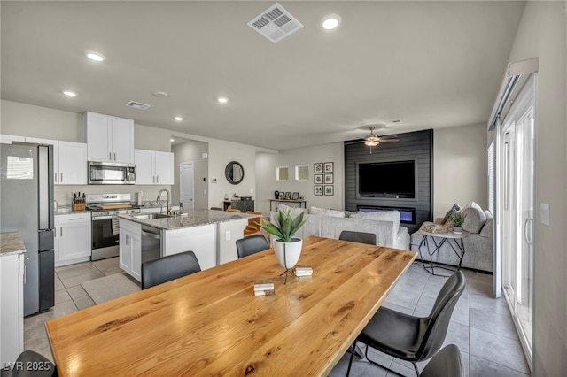 dining room featuring light tile patterned floors, recessed lighting, visible vents, and ceiling fan