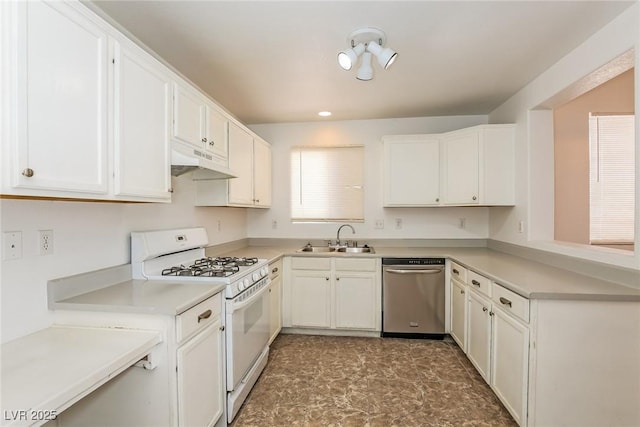 kitchen featuring under cabinet range hood, a sink, gas range gas stove, stainless steel dishwasher, and a peninsula