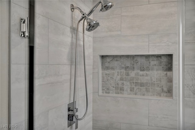 room details featuring tiled shower