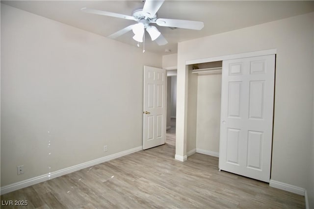 unfurnished bedroom featuring a closet, baseboards, light wood-style flooring, and a ceiling fan