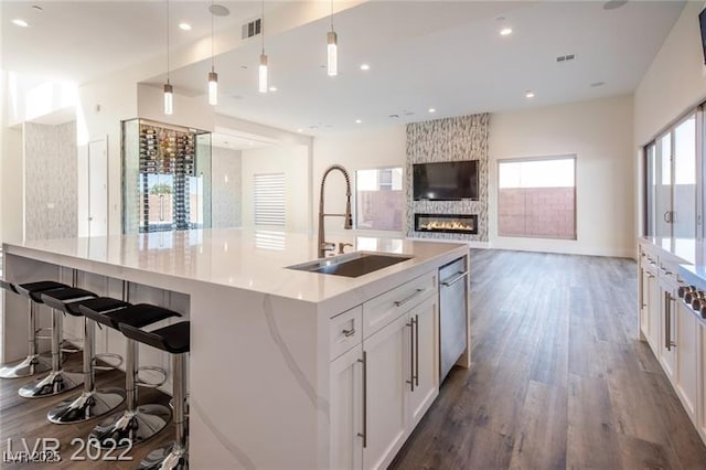 kitchen featuring visible vents, recessed lighting, a sink, dark wood-type flooring, and white cabinets