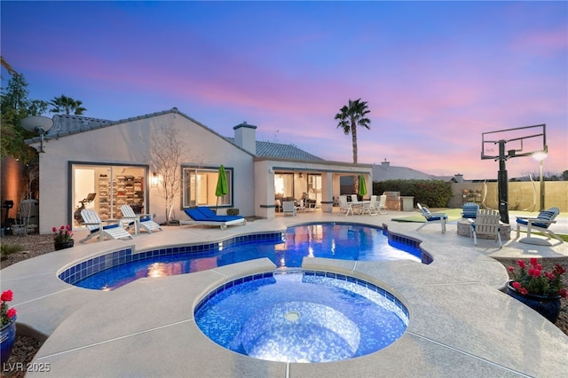 view of swimming pool featuring an in ground hot tub, an outdoor hangout area, a fenced in pool, and a patio area