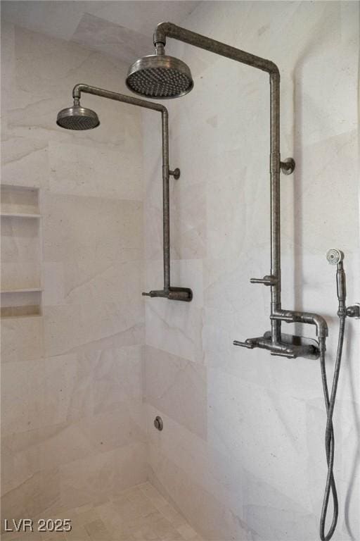 bathroom featuring a tile shower