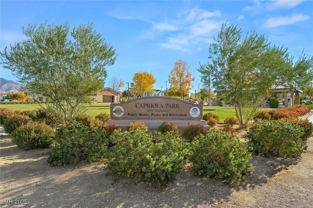 view of community / neighborhood sign