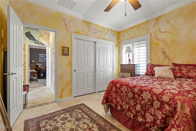 bedroom featuring ceiling fan, baseboards, visible vents, and ornamental molding