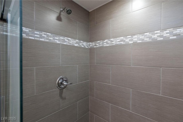 full bathroom featuring a tile shower