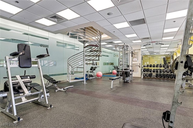 exercise room featuring visible vents and a drop ceiling