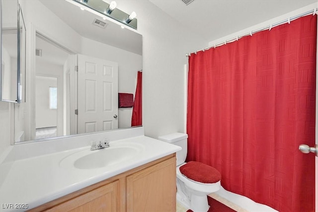 full bathroom featuring visible vents, curtained shower, toilet, and vanity