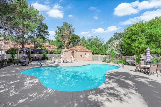 8170 Round Hills Cir, Las Vegas, NV 89113 - community pool with a patio