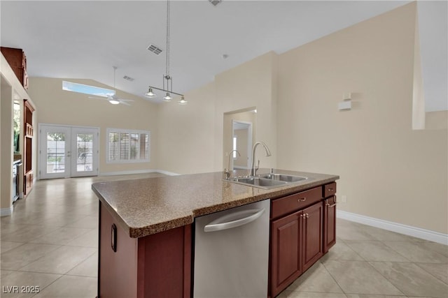 kitchen featuring visible vents, a kitchen island with sink, a ceiling fan, a sink, and dishwasher