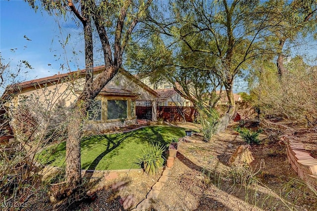 view of front facade with a front lawn and fence