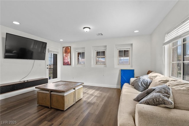 living area featuring visible vents, recessed lighting, dark wood-type flooring, and baseboards