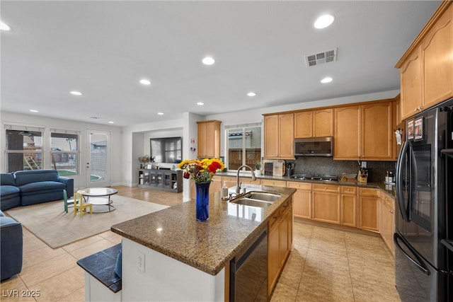 kitchen with visible vents, a sink, decorative backsplash, wine cooler, and appliances with stainless steel finishes