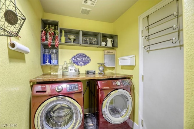 laundry room featuring visible vents, washing machine and dryer, a dry bar, and laundry area