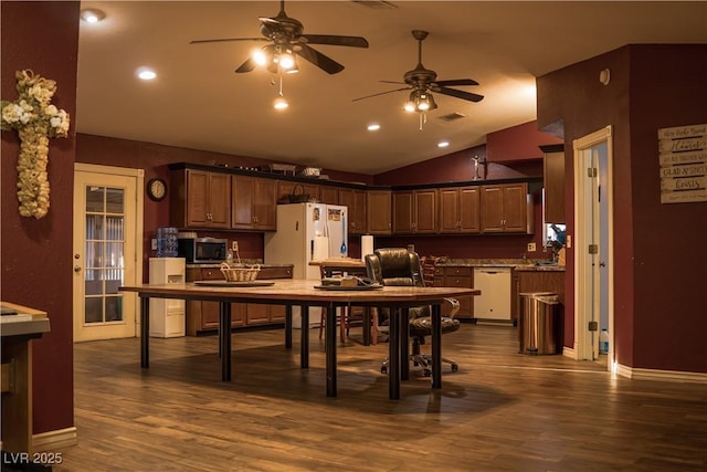 kitchen with visible vents, white appliances, dark wood-type flooring, and ceiling fan