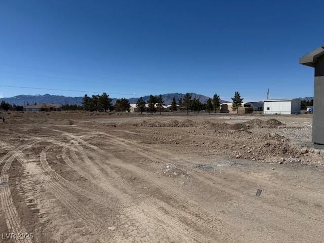 view of yard featuring a mountain view
