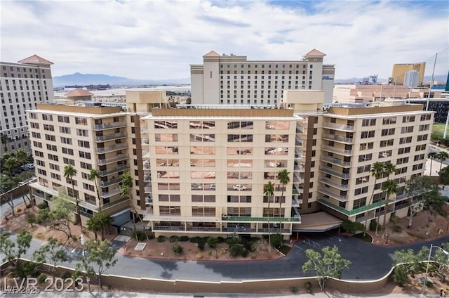 205 E Harmon Ave Unit 707, Las Vegas, NV 89169 - view of property featuring a mountain view and a view of city