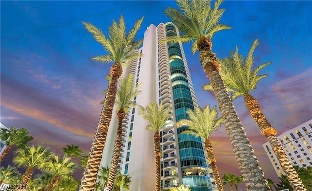 322 Karen Ave Unit 703, Las Vegas, NV 89109 - photo 3