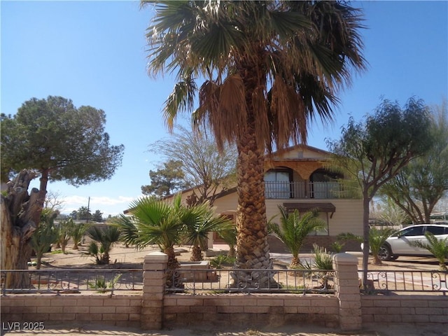 3127 Aloha Ave, Las Vegas, NV 89121 - view of front of home featuring a fenced front yard and a balcony