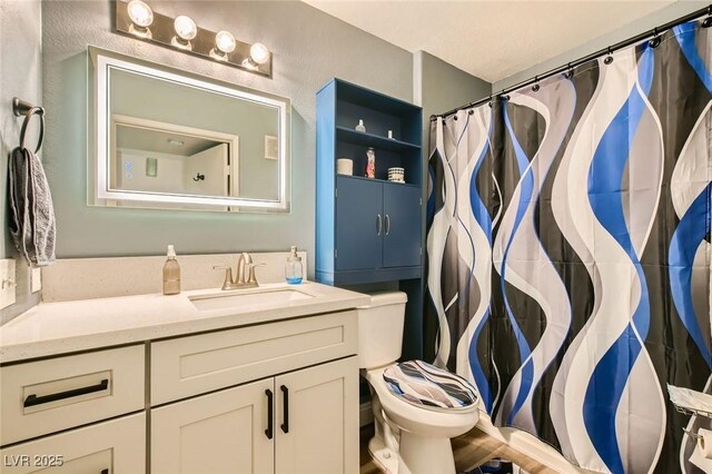 950 Seven Hills Dr Unit 814, Henderson, NV 89052 - full bath featuring a shower with curtain, toilet, vanity, and a textured wall