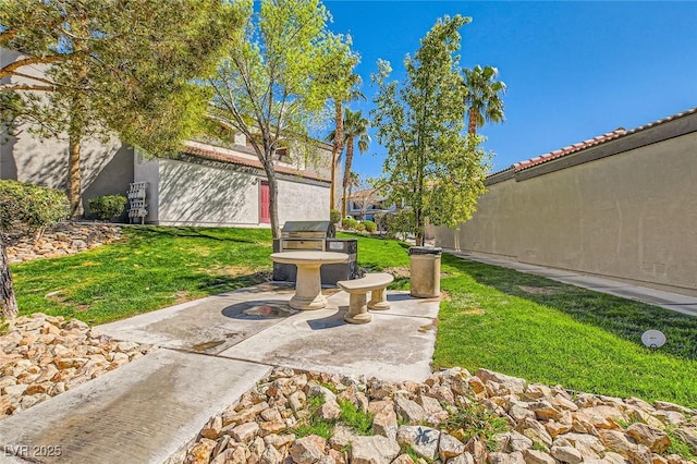 950 Seven Hills Dr Unit 814, Henderson, NV 89052 - view of yard with a patio area