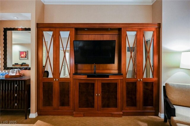 room details with baseboards and ornamental molding