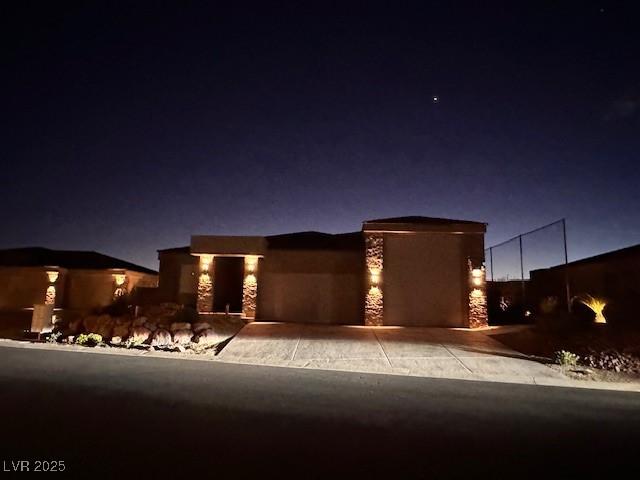 view of front facade featuring an attached garage and driveway