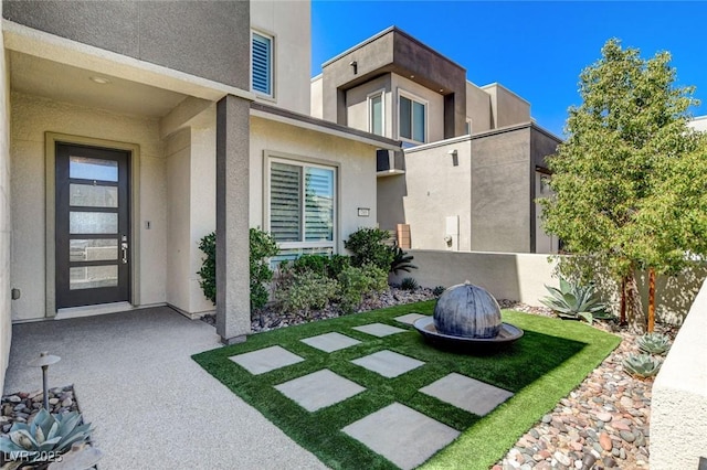 view of yard featuring a fire pit
