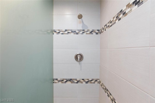 bathroom featuring tiled shower