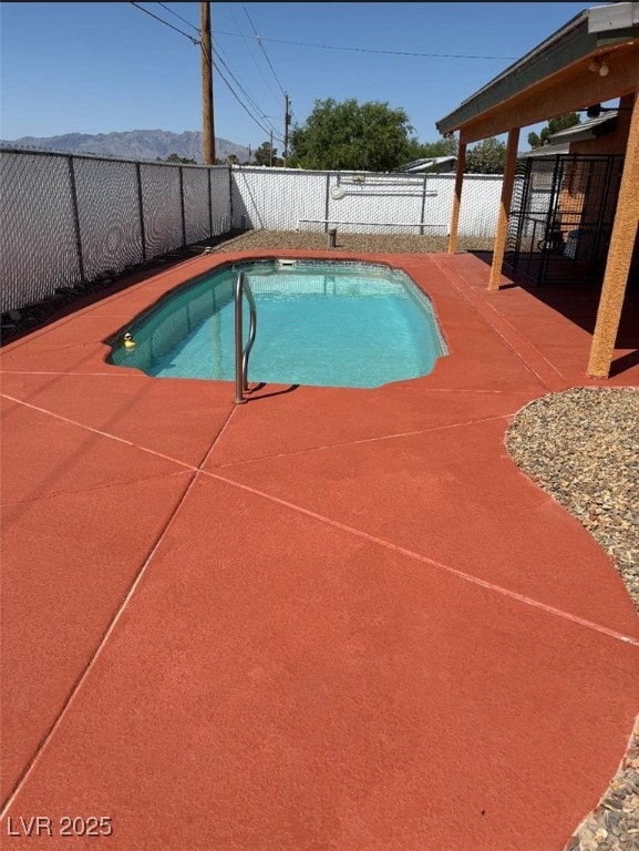 3424 Mount Charleston Dr, Pahrump, NV 89048 - view of swimming pool featuring a fenced backyard, a patio, and a mountain view